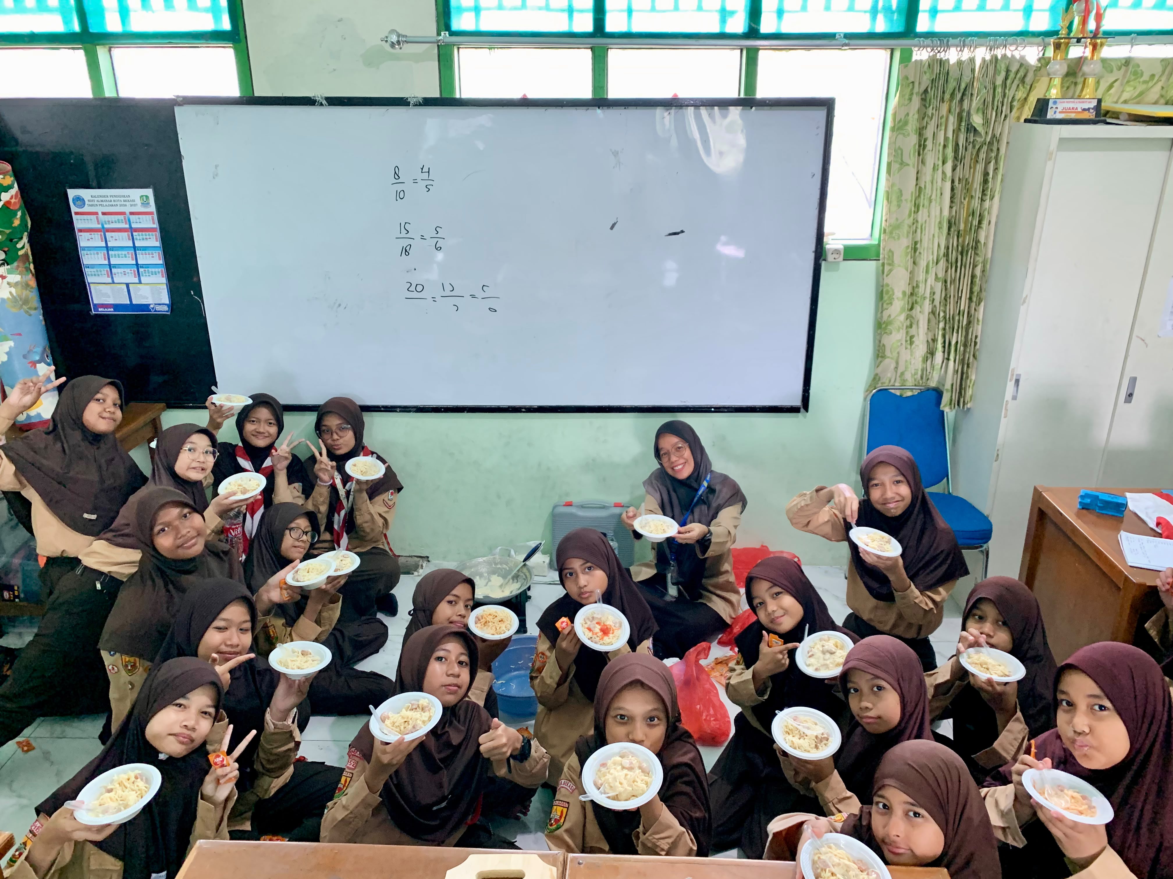Serunya Kegiatan Keputrian SDIT Al-Manar Belajar Memasak Spaghetti Carbonara Sambil Melatih Kemandirian