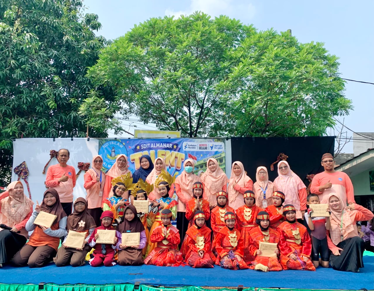 Panggung Kreativitas Siswa dalam Kegiatan Talent Day SDIT Al-Manar
